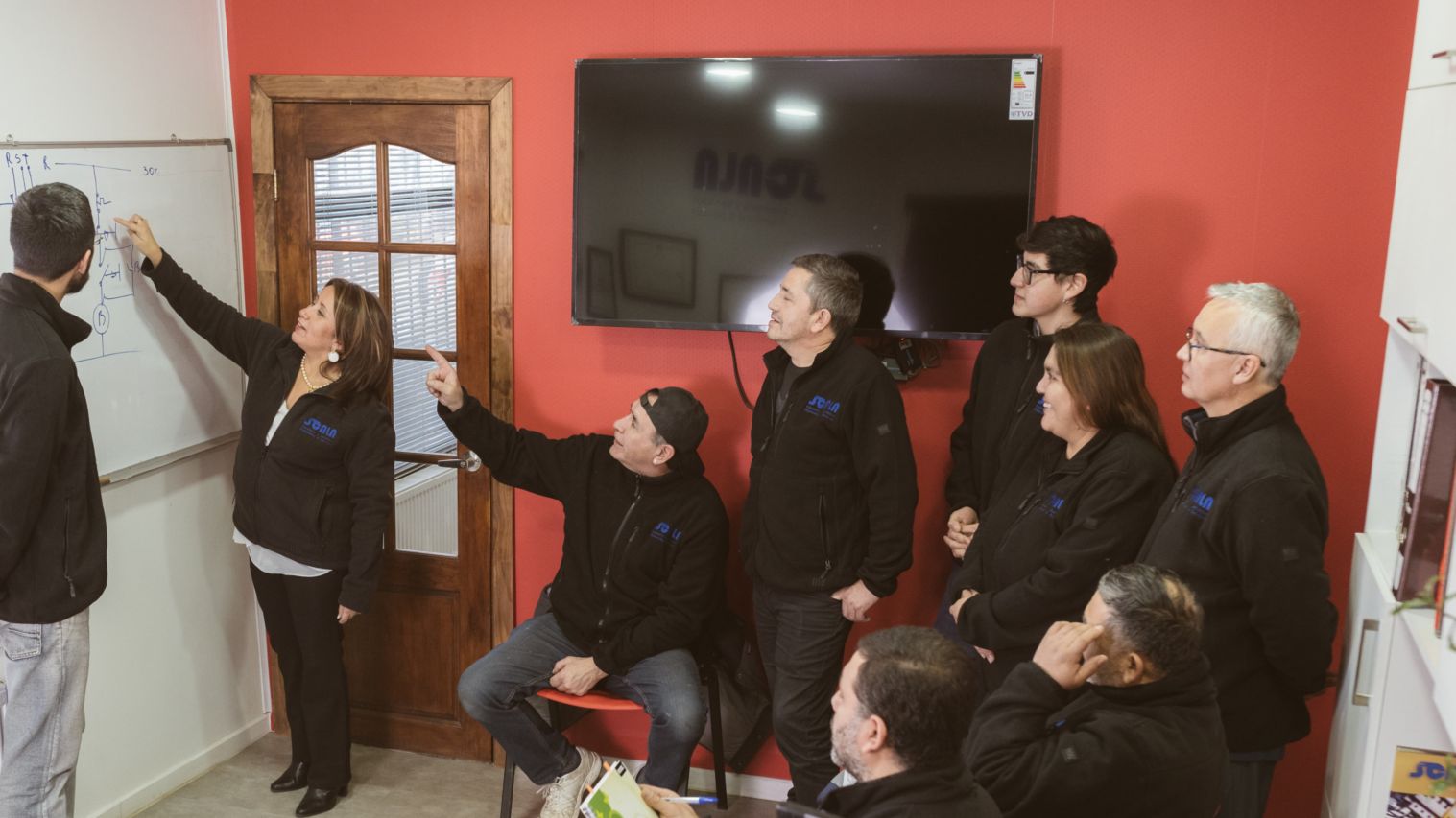 dando instrucciones Patty con grupo